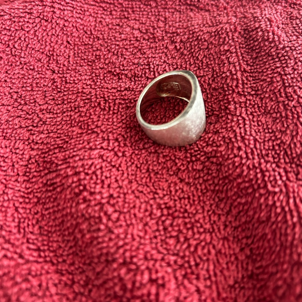 Elegant Silver Band Ring - Picture 2 of 3